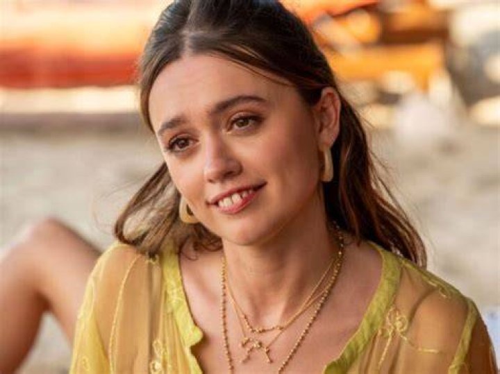 Aimee Lou Wood Bra Size, Age, Weight, Height, Measurements