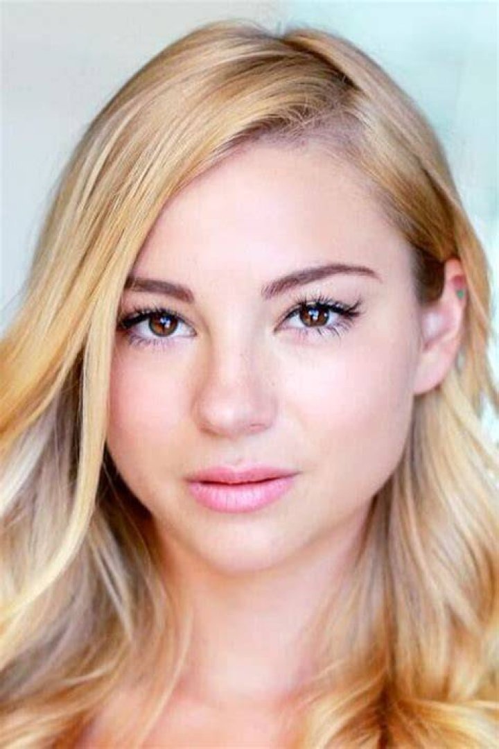 Allie Gonino Bra Size, Age, Weight, Height, Measurements