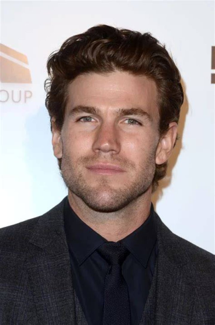 Austin Stowell Net Worth