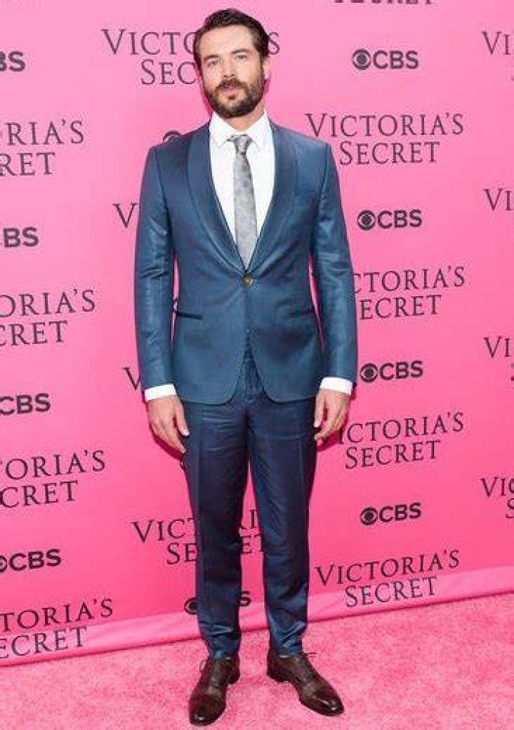 Charlie Weber Height Weight Stats