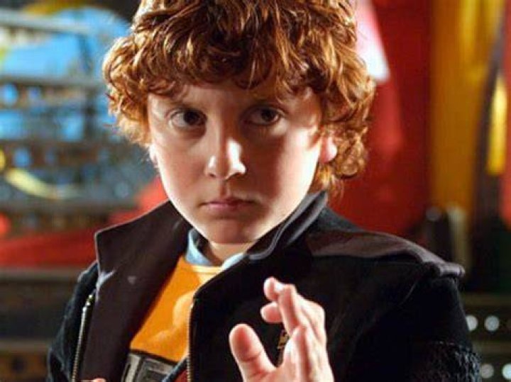 Daryl Sabara in Spy Kids hanging from ceiling.