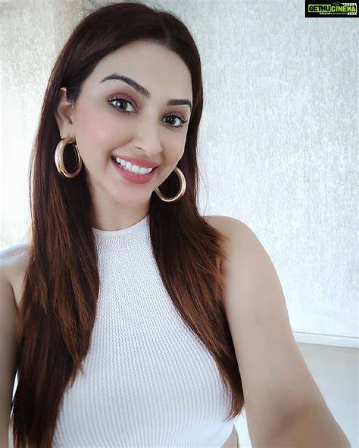 Eshanya Maheshwari Gallery celebzbiography.com