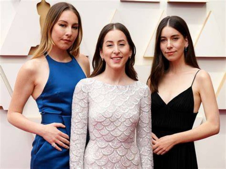 What is wrong with Este Haim? Why does Haim bassist make faces? 1 Este Haim
