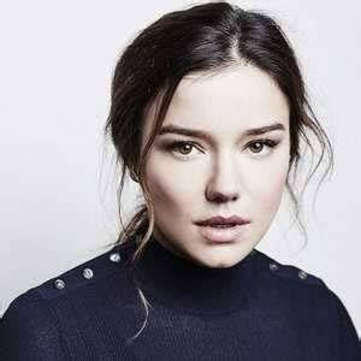 Hanna Mangan-Lawrence Net Worth