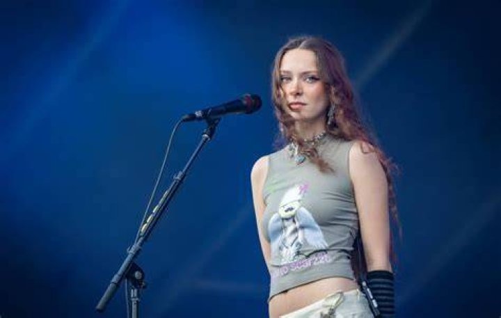 Holly Humberstone net worth, family, boyfriend, music, awards, Instagram 1 Holly Humberstone