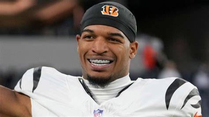 Ja'Marr Chase height and weight – Measurement in meters, feet, KG and Ibs 1 JaMarr Chase age height ethnicity family college 40 time draft trade net worth Instagram scaled