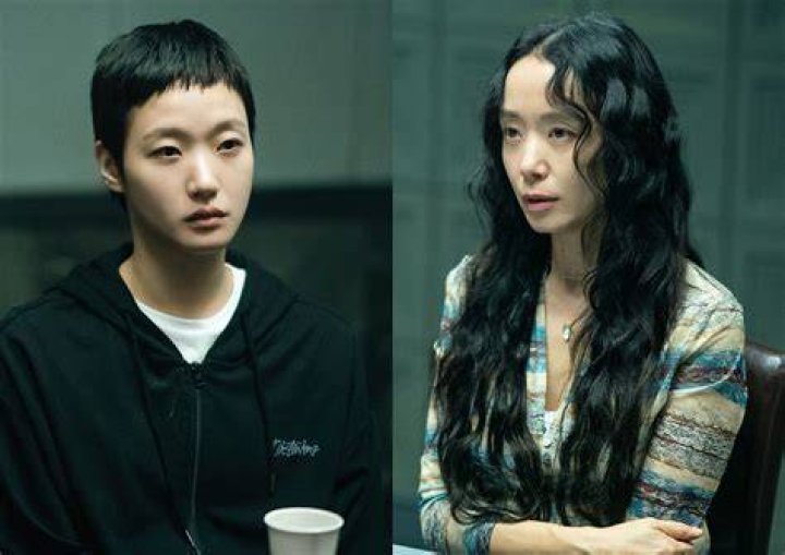 Jeon Do Yeon in Kim Sook Hee in Emergency Declaration Jeon Do Yeon in Kim Sook Hee in Emergency Declaration