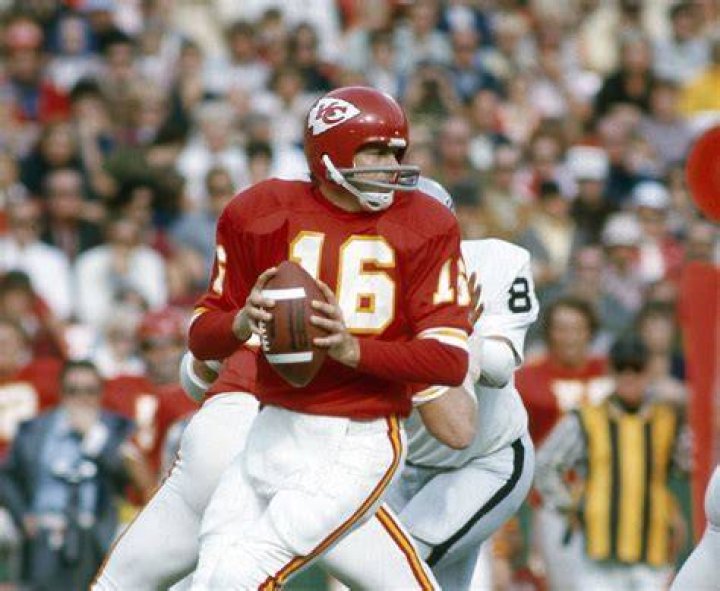 Linda Louise: What does Len Dawson wife do for a living? 1 Len Dawson