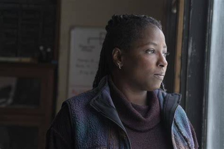 Maria (Rutina Wesley) sitting in the Jackson cafeteria