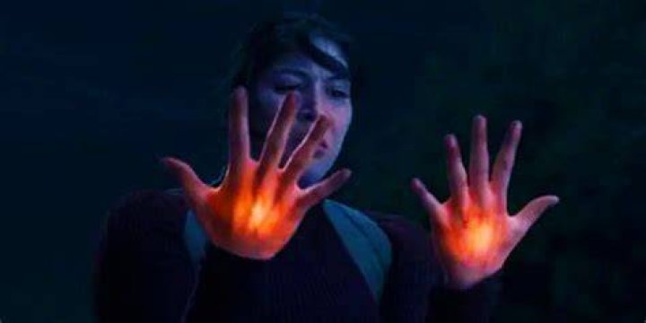 Maya places her glowing hands over Kingpin's scarred eye in the Echo finale.