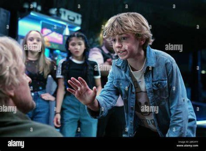 Momona Tamada with Owen Wilson, Abby James Witherspoon, keith L williams and Walker Scobell