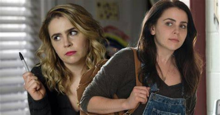 No, Mae Whitman Does Not Have Child: Pregnant Rumors- Weight Gain