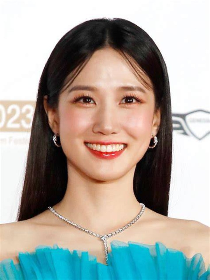 Park Eun Bin height is 5 feet 4 Park Eun Bin height is 5 feet 4