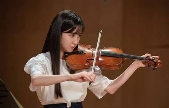 Park Eun Bin playing violin Park Eun Bin playing violin