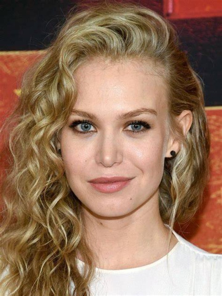 Penelope Mitchell Net Worth