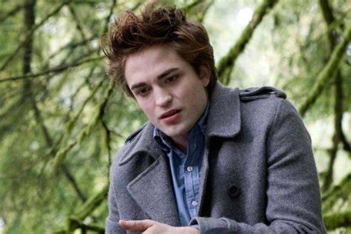 Robert Pattinson wife: Is Robert Pattinson married to Suki Waterhouse? 1 Robert Pattinson