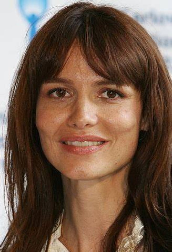 Saffron Burrows Bra Size, Age, Weight, Height, Measurements