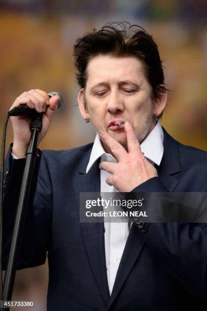 Shane MacGowan performs on stage with Jools Holland during the fourth event as part of Roger Daltrey's annual series of Teenage Cancer Trust fundraising shows at The Royal Albert Hall on April 1, 2004 in London. (Photo by Jo Hale/Getty Images)