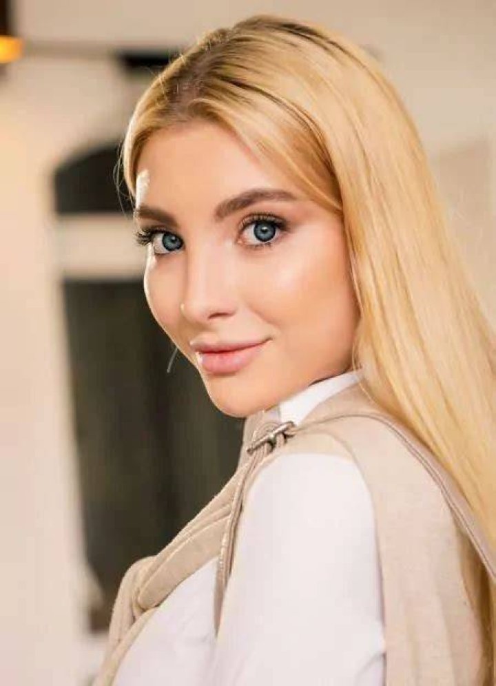 Sylvia Buntarka Pics celebzbiography.com