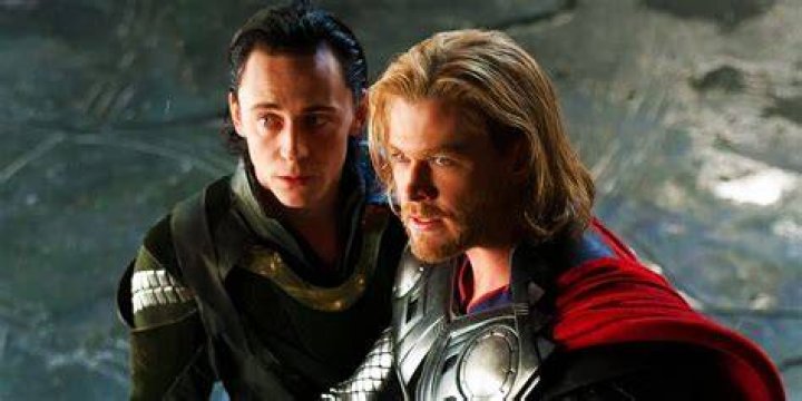 Thor and Loki in Thor: Ragnarok have their arms crossed. 