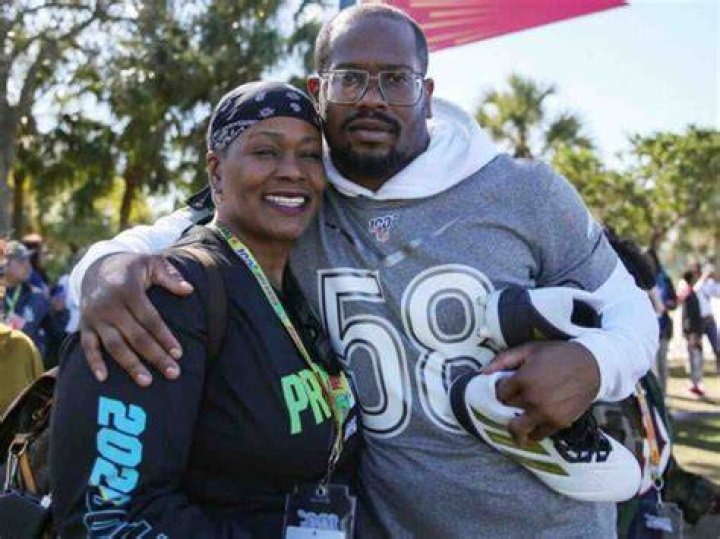Von Miller parents: Meet Gloria Miller and Von Miller 1 Von Miller and mother
